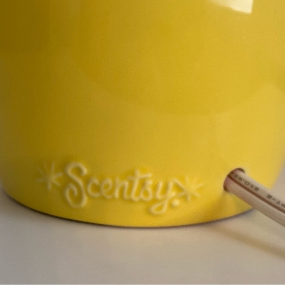 Scentsy University Of Oregon Ducks NCAA Full Size Wax Warmer Yellow Green READ - Picture 12 of 13